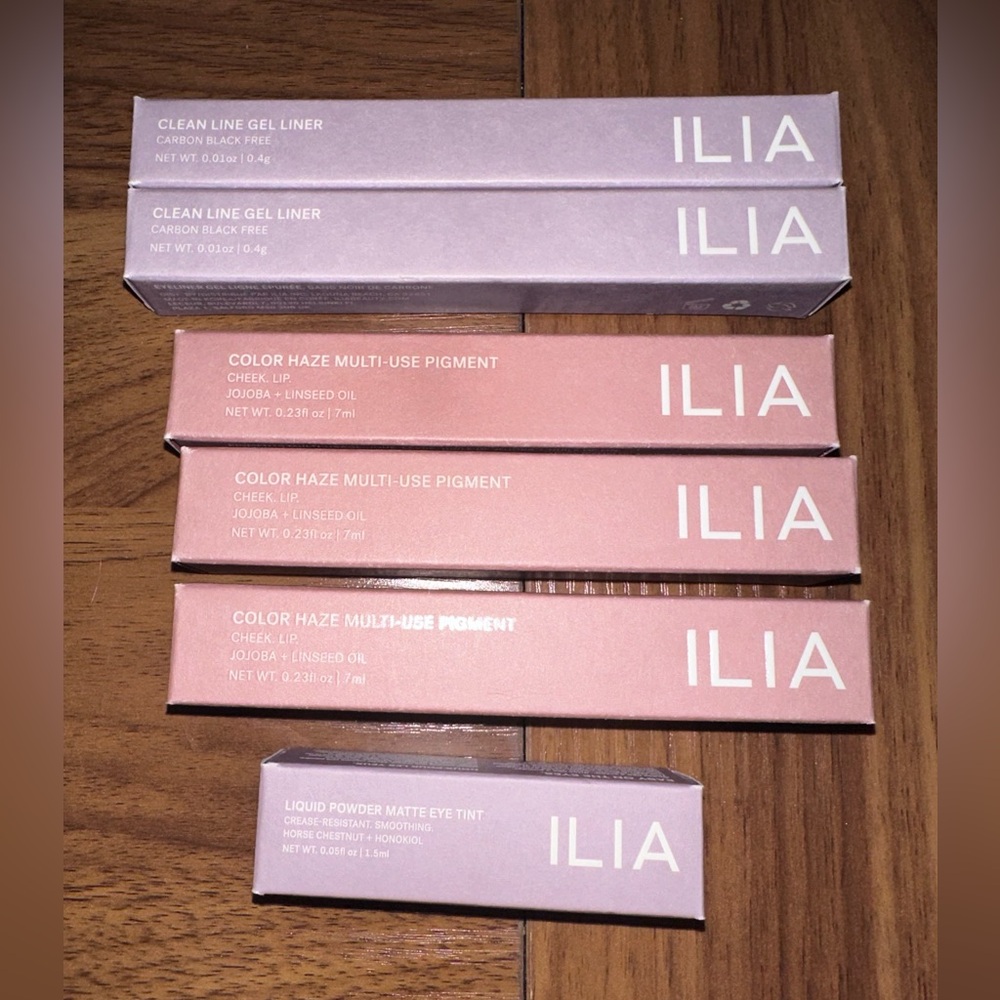 ILIA bundle + makeup bag